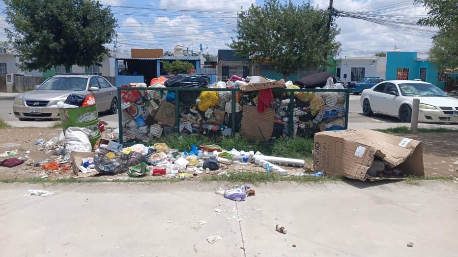 La acumulación de basura dentro y fuera de los contenedores ha generado problemas de contaminación y molestias para los habitantes de Privadas de Santa Teresa.