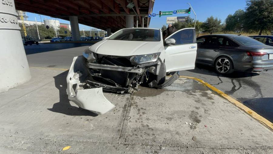El vehículo Honda City terminó sobre la cuneta de descanso ubicada debajo del puente de Luis Donaldo Colosio y Venustiano Carranza.