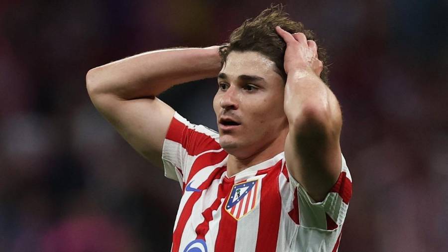 El club colchonero únicamente contempla la salida de Julián Álvarez mediante el pago de una costosa cláusula de rescisión, haciendo difícil cualquier operación.