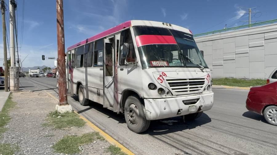 Cinco pasajeros fueron valorados tras el choque entre un camión de transporte público y uno de volteo.