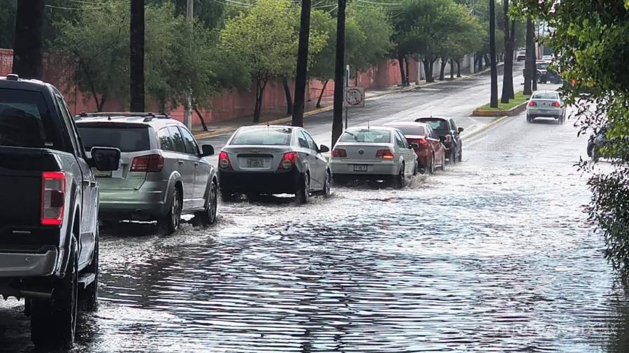 Los operativos carrusel se mantienen en avenidas de Saltillo para prevenir accidentes durante las lluvias.