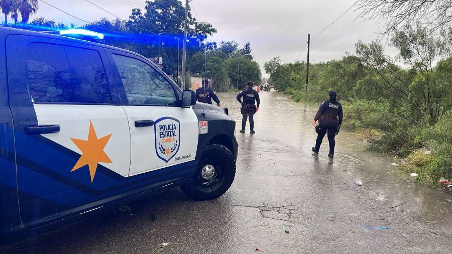 Corporaciones de los tres niveles de gobierno activaron operativos de auxilio para atender a familias afectadas por el temporal, trasladando a personas damnificadas hacia zonas seguras y albergues temporales.