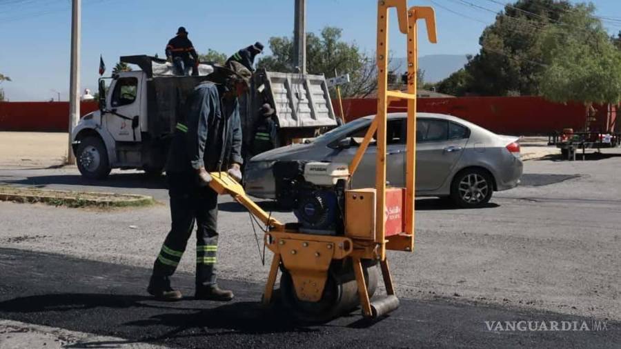 El Municipio informó que actualmente opera con 18 cuadrillas de bacheo y maquinaria especializada para atender el rezago en las vialidades.