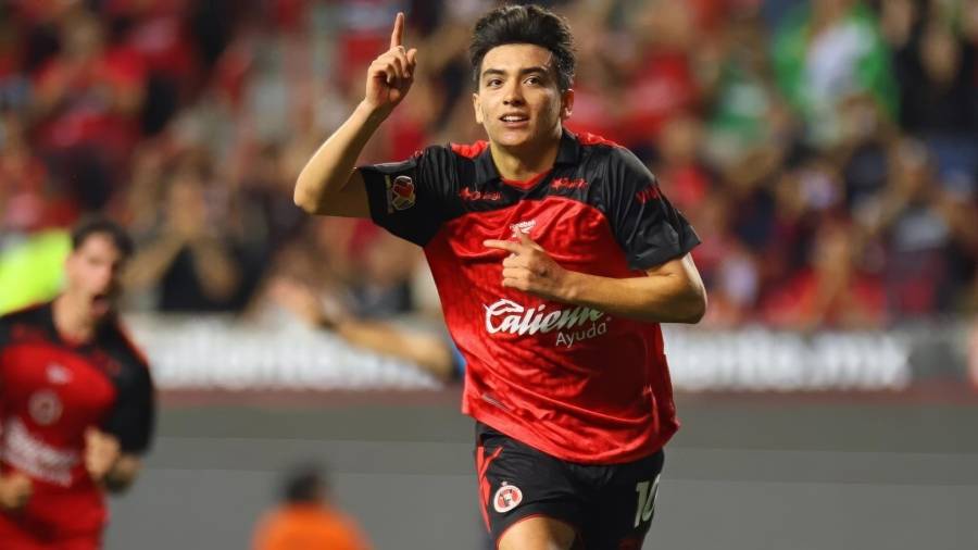 El Paris Saint-Germain tendría definida una estrategia para fichar a Gilberto Mora una vez que cumpla 18 años.