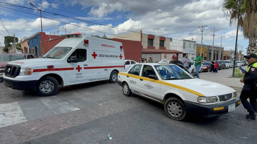 Paramédicos de la Cruz Roja valoraron y atendieron a Yolanda en el lugar, decidiendo su traslado al hospital debido a las lesiones sufridas.