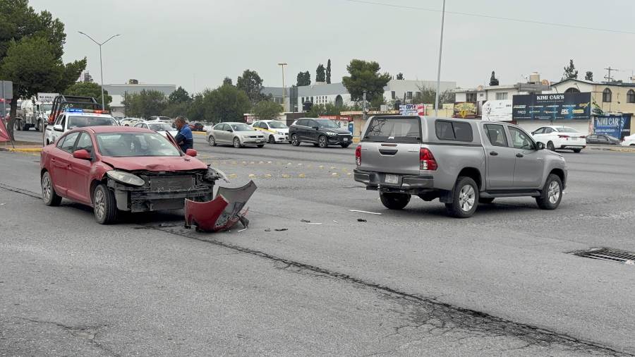 El Renault Fluence presentó daños materiales luego de impactarse contra la parte lateral de la caja de una Toyota Hilux.