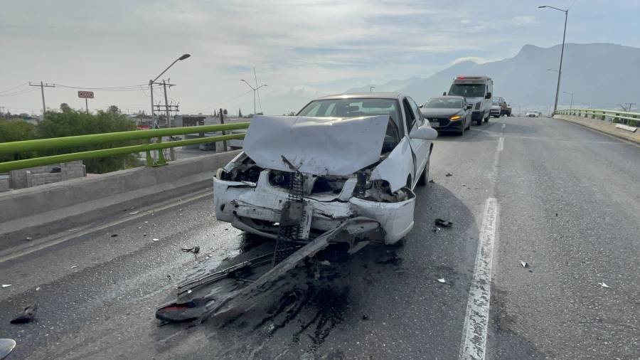 El percance generó movilización de cuerpos de emergencia en el cruce del puente Emilio Arizpe de la Maza con Antonio Cárdenas, donde se registraron daños materiales en tres unidades.