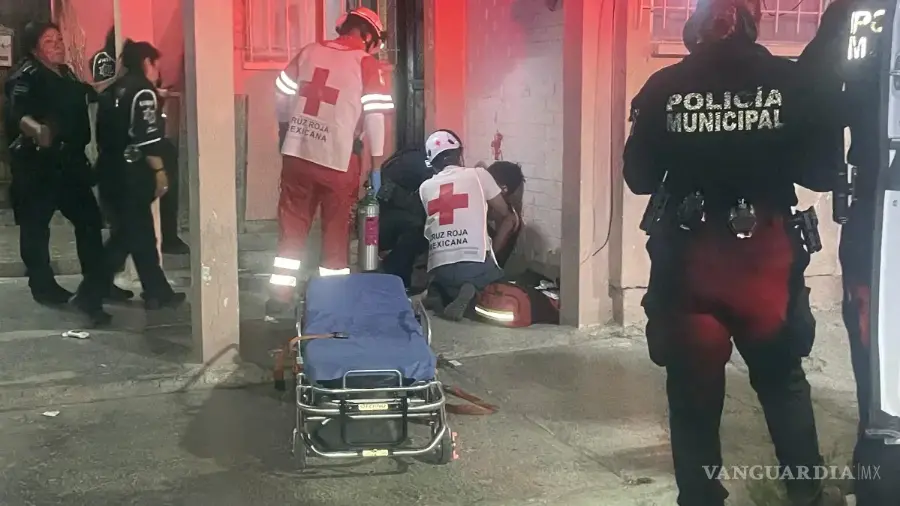 El joven salió a la calle a pedir ayuda y desangró.