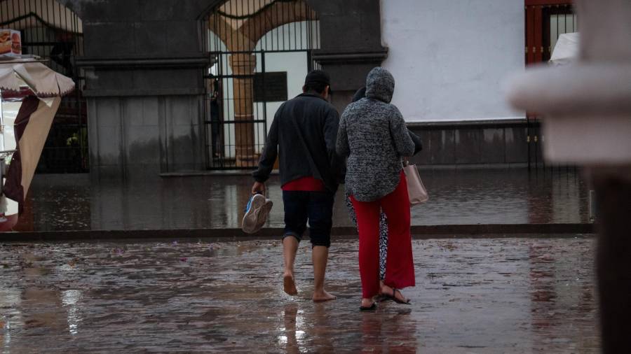 Autoridades mantienen vigilancia sobre dos zonas de baja presión con potencial ciclónico, mientras persisten lluvias intensas y riesgos de inundaciones.