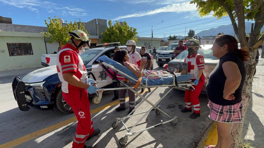 Paramédicos trasladaron en camilla a la mujer para recibir atención médica tras el incidente registrado en la colonia Buitres.