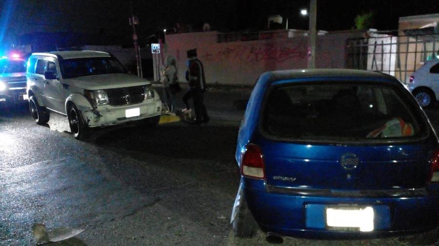 Acuden. El frenado y el golpe puso sobre aviso a los vecinos que llamaron al 911.