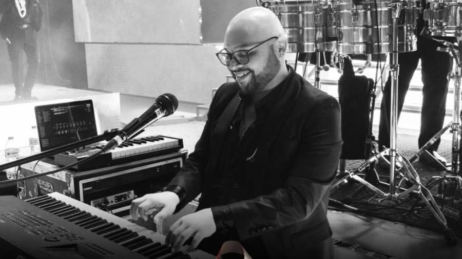 Gerson Leos, tecladista de Banda MS, murió a los 36 años tras colapsar durante un partido de béisbol en Mazatlán, Sinaloa.