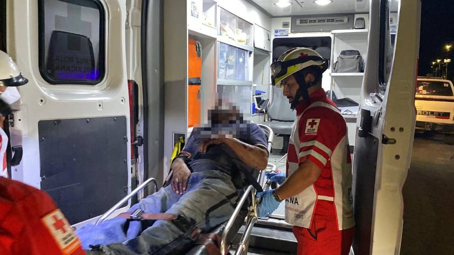 Paramédicos de la Cruz Roja brindaron atención prehospitalaria al lesionado antes de trasladarlo de urgencia al Hospital General debido a las heridas que presentaba tras la agresión.