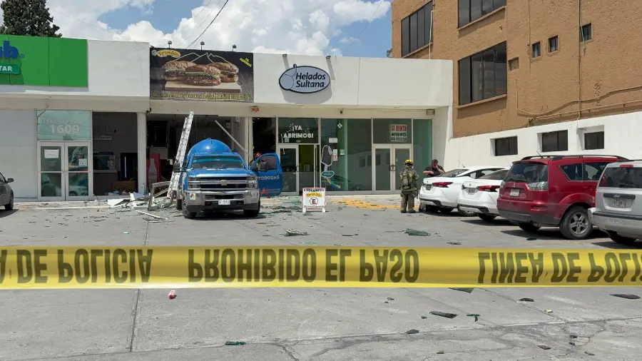 La explosión destrozó los ventanales y parte de la fachada de Tortas Alex de Monterrey.