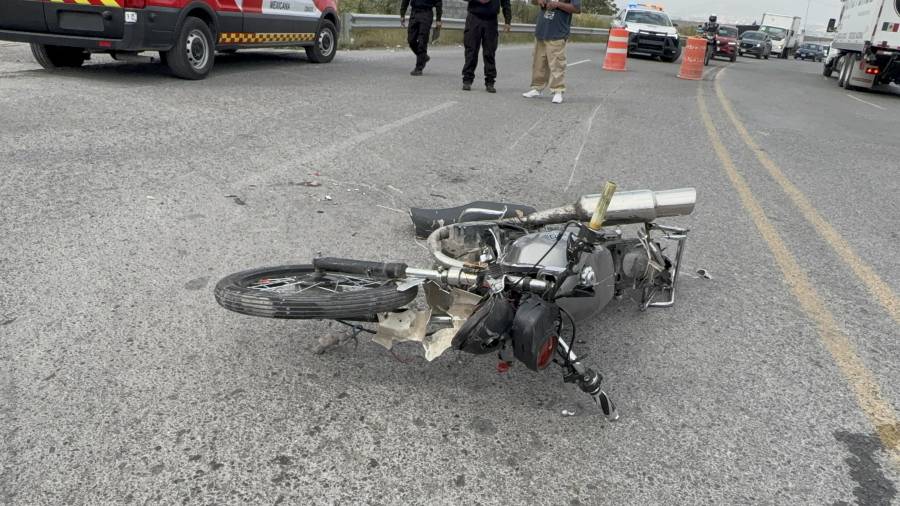 Los jóvenes derraparon aproximadamente 10 metros antes de impactarse contra una camioneta.