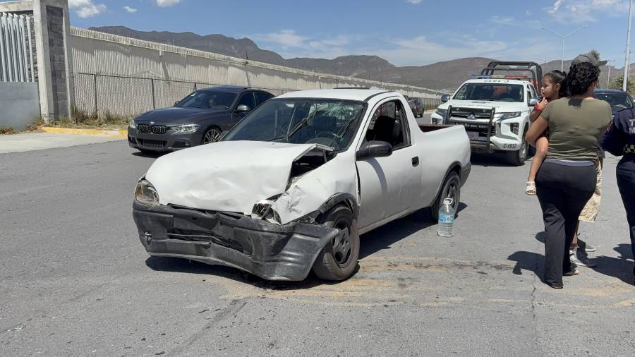 La automovilista no se fijó en el carro que venía en circulación