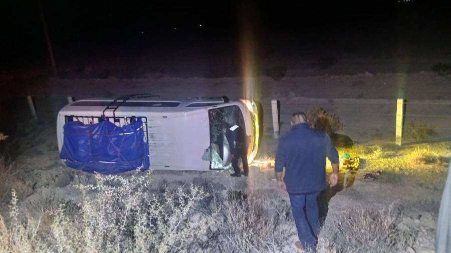 La unidad en la que viajan los lesionados quedó fuera de la carpeta asfáltica.