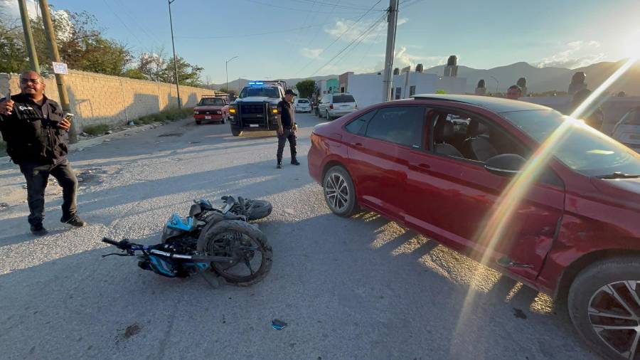 En la colonia Perico, un motociclista presuntamente ignoró una señal de alto y terminó impactándose contra un automóvil.