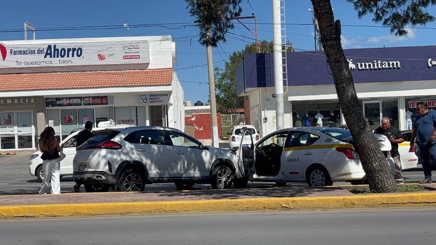 Una camioneta terminó fuera de control sobre el bulevar Venustiano Carranza luego de cruzar el camellón central e impactar varios vehículos que esperaban el cambio de luz en un semáforo.