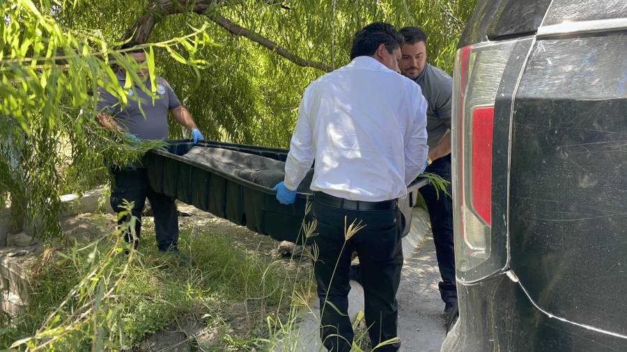 El cuerpo de un hombre fue trasladado al Semefo para determinar su identidad y realizar los estudios correspondientes.