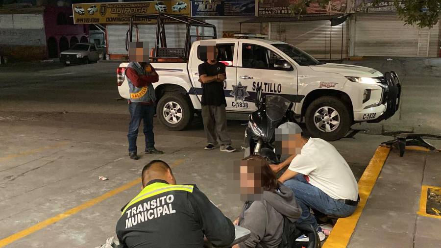 Tras el percance, automovilistas que transitaban por la zona se detuvieron para brindar apoyo a la joven lesionada y solicitaron la presencia de los cuerpos de emergencia a través del Sistema 911.