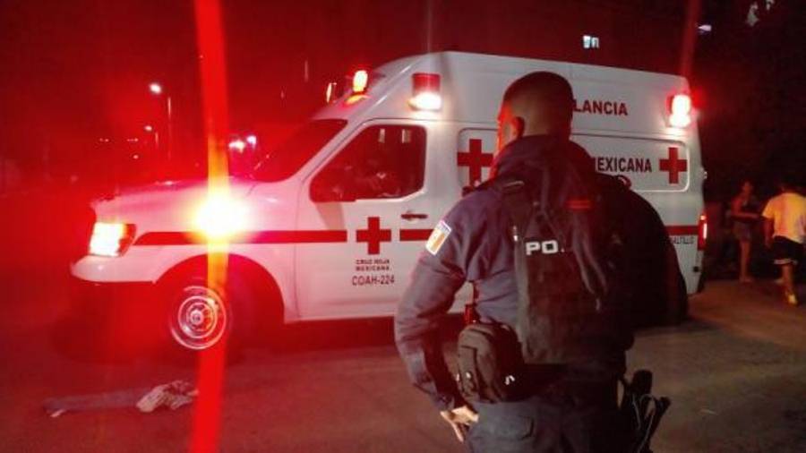 Paramédicos de la Cruz Roja brindan atención prehospitalaria a la mujer lesionada tras el accidente en la colonia Guadalupe.