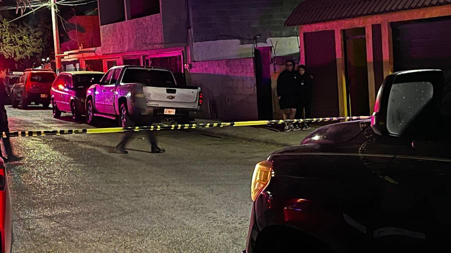 Elementos de seguridad resguardaron la vivienda en la colonia Vista Hermosa tras el hallazgo del cuerpo.