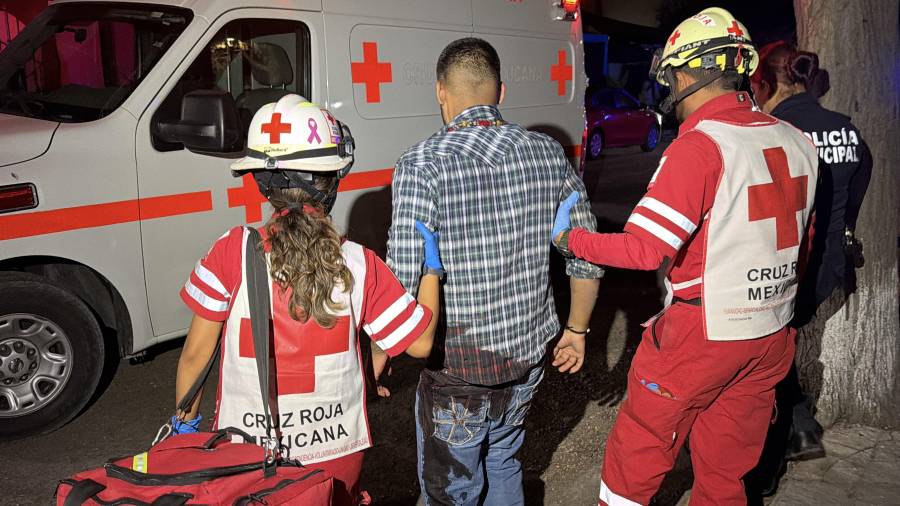 Aldo ¨N¨ fue trasladado de emergencia a las instalaciones de la Cruz Roja luego de resultar herido con un arma blanca presuntamente durante una riña con un taxista en calles de la colonia Satélite Sur.