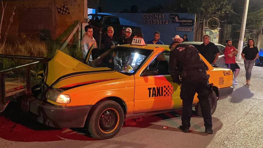 El taxi terminó impactado contra un remolque estacionado sobre la calle Libertad.