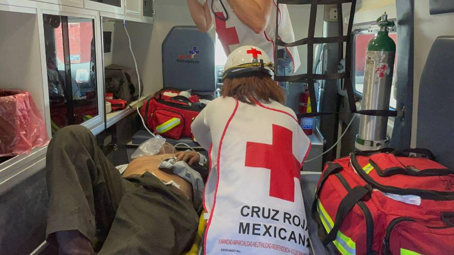 La víctima fue atendida por paramédicos de la Cruz Roja.