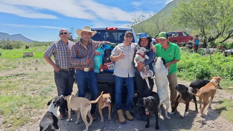 Funcionarios del Municipio de Saltillo visitaron el albergue de Daniel Martínez y entregaron alimento para los perros rescatados.