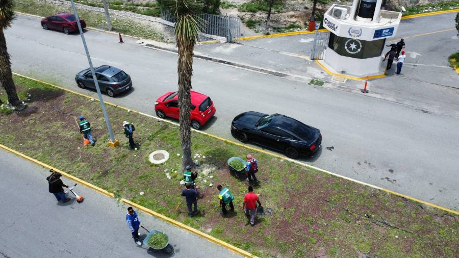 Cuadrillas municipales realizan labores constantes de limpieza y mantenimiento en bulevares y espacios públicos.