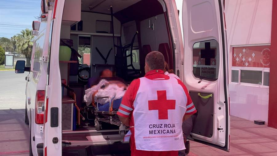 Personal de la Cruz Roja valoró a la paciente y determinó su traslado a un hospital para descartar posibles efectos de envenenamiento tras el reporte del incidente.