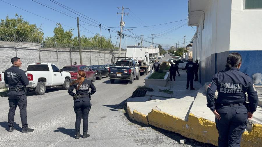 Elementos de la Policía del Estado aseguraron un camión que transportaba una presunta carga de mariguana en la carretera Saltillo-Torreón.