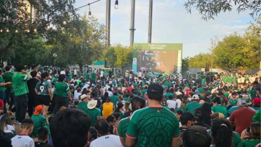 A pesar de intenso calor, acuden miles de aficionados al Fan Fest Monterrey