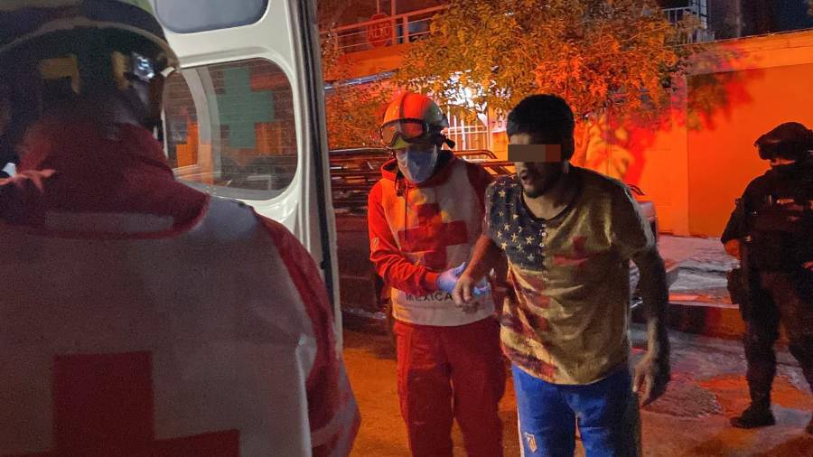 Paramédicos de la Cruz Roja trasladaron al lesionado al Hospital General.