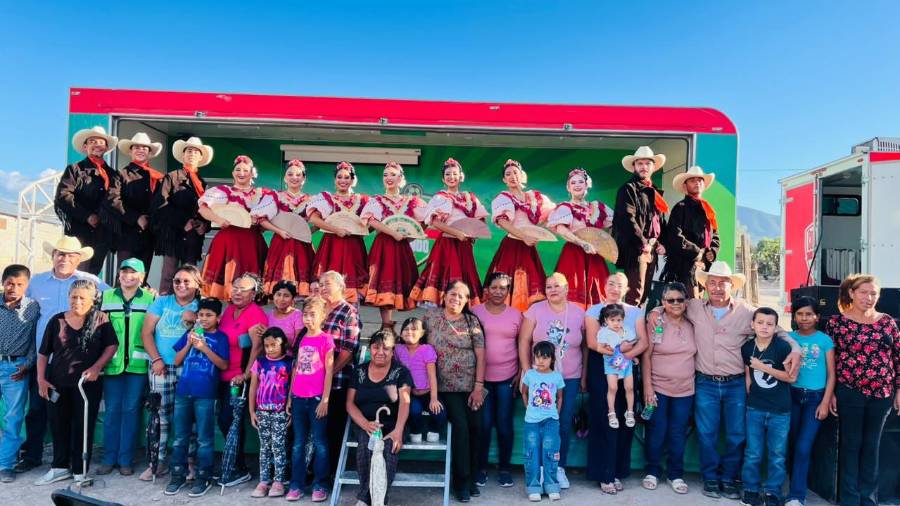 Habitantes de la zona rural del ejido Presa de San Pedro, de Saltillo, asistieron a la presentación folclórica incluida en la programación del Festival Internacional de las Artes 2026.