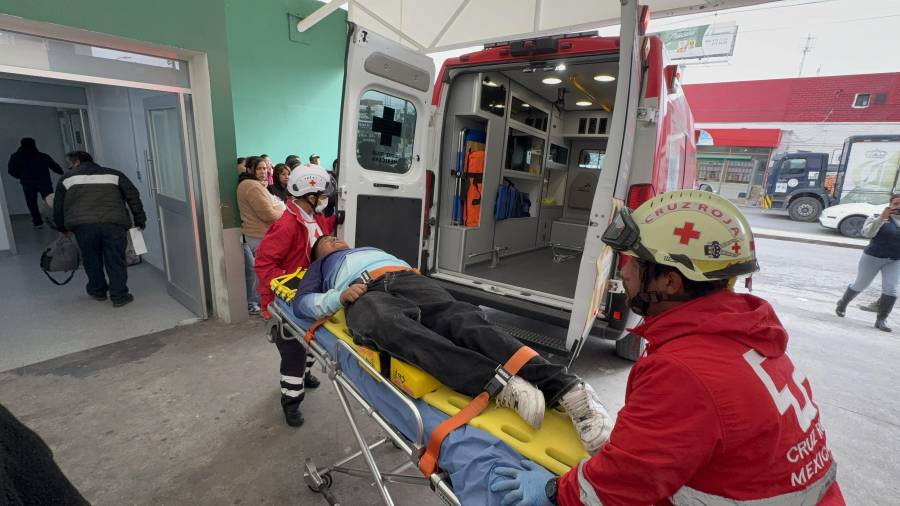 El joven fue valorado por paramédicos de la Cruz Roja y trasladado a un hospital.