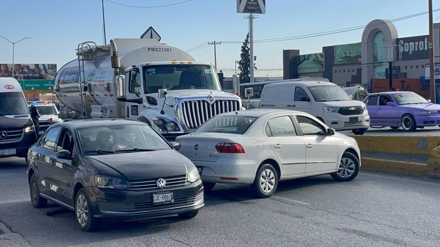 El operador de la pipa manifestó que no advirtió la presencia del automóvil al momento de realizar una maniobra.
