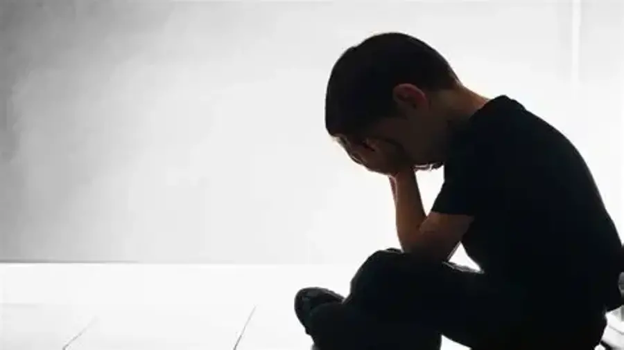 La depresión en niños y adolescentes requiere atención temprana; especialistas recomiendan buscar apoyo profesional ante cambios persistentes de conducta.