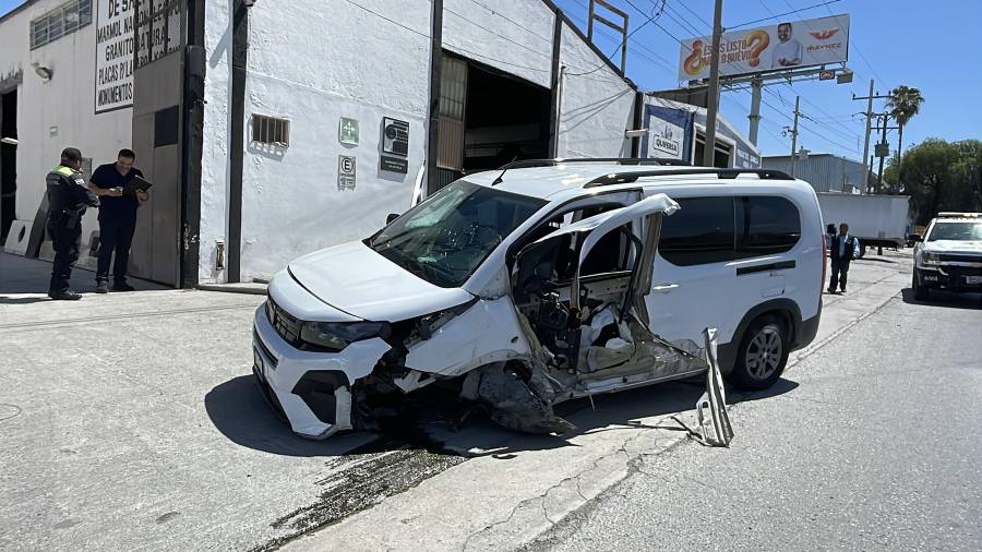 El conductor señaló que el muro de concreto contra el que impactó presuntamente se encontraba desacomodado.