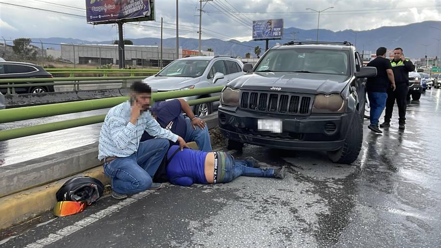 El motociclista cayó al pavimento al intentar frenar por tráfico detenido y posteriormente fue golpeado por una camioneta que no alcanzó a detenerse.