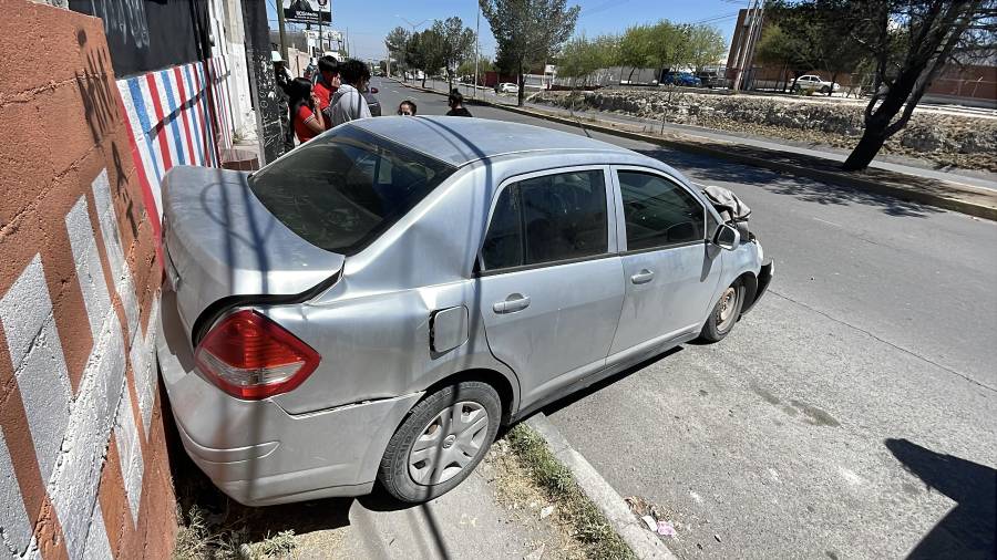 El auto pasó por encima del camellón central antes de impactarse contra una pared, mientras la copiloto de 17 años salió proyectada y resultó lesionada.