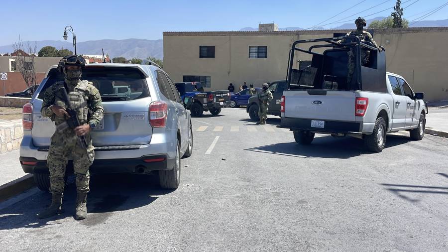 Agentes de la Fiscalía General del Estado revisan el interior de la bodega en busca de indicios relacionados con denuncias de incumplimiento.