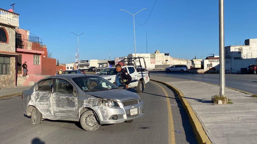 El vehículo quedó atravesado en los carriles de circulación, lo que generó tráfico lento en el cruce con Leyes de Reforma.