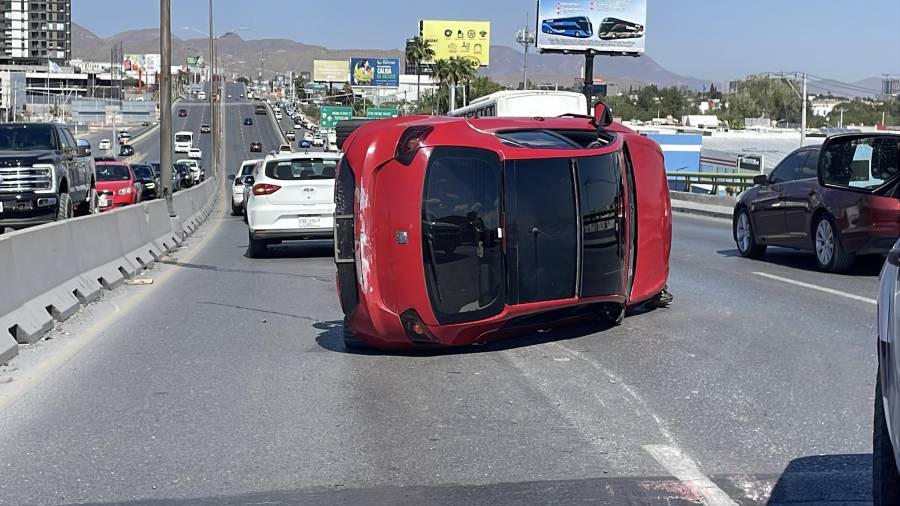 El conductor perdió el control del vehículo, impactó los muros de contención y terminó volcado sobre uno de los carriles.