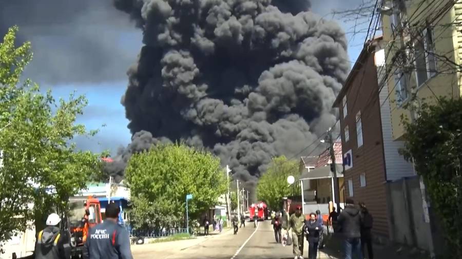 Humo elevándose tras un ataque con drones a la refinería y terminal petrolera de Tuapse, Rusia.
