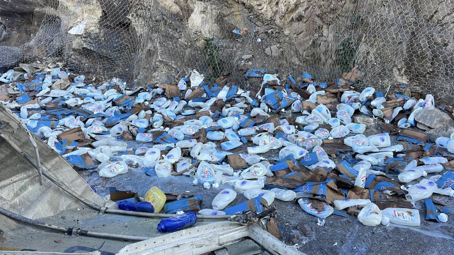 Los suavizantes quedaron regados a un costado del talud.