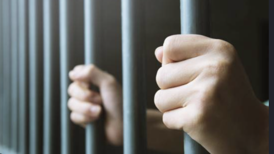 La pareja fue detenida tras ser señalada por presuntamente intentar sacar mercancía sin pagar.