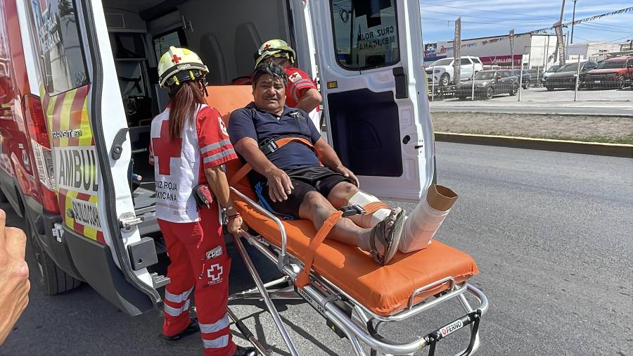 Paramédicos de la Cruz Roja atendieron al motociclista y lo trasladaron a la Clínica Dos del IMSS.